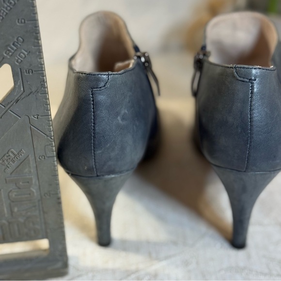 Gray Vince Camuto VC-Vibe Heeled Ankle Bootie. Inside zip. Size 5 Women’s - Picture 2 of 11